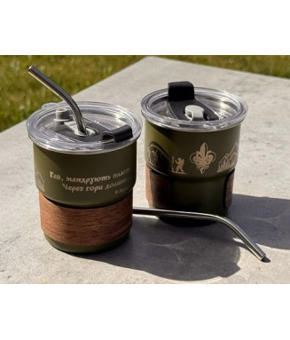 Металеве горнятко «Гей, мандрують пластуни..» з кришкою, соломинкою та захисним пластиковим обідком.(300 мл.)