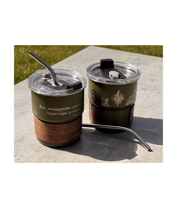 Металеве горнятко «Гей, мандрують пластуни..» з кришкою, соломинкою та захисним пластиковим обідком.(300 мл.)